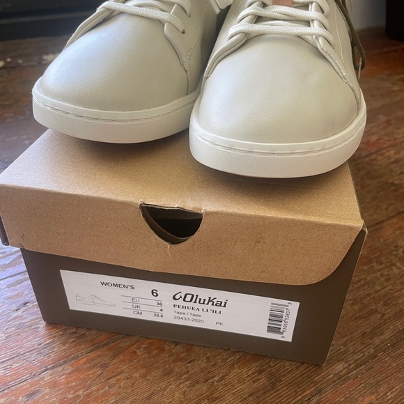 NWT in box Olukai Sneakers Women’s 6.5 Tapa light grey Leather Pehuea Li 'Ili - Picture 4 of 7